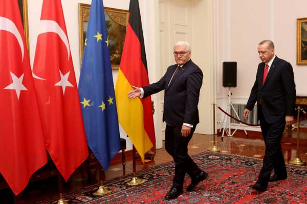  الرئيس الألماني فرانك فالتر شتاينماير (يسار) والرئيس التركي رجب طيب إردوغان يصلان إلى عشاء رسمي في قصر 