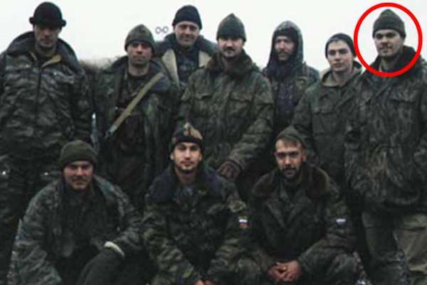 الكولونيل شيبيغا داخل الدائرة الحمراء مع عدد من الضباط الروس
