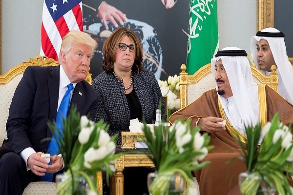الملك سلمان بن عبد العزيز خلال استقباله الرئيس ترمب في السعودية العام الماضي