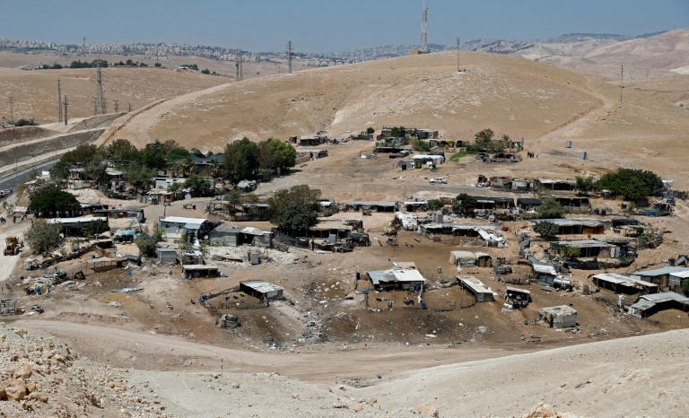 إسرائيل تطلب من سكان قرية خان الاحمر هدم بيوتهم