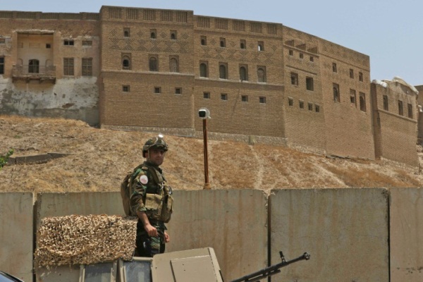جندي كردي أمام مبنى محافظة أربيل في كردستان العراق