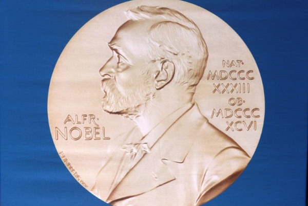 ميدالية جوائز نوبل تحمل رسما للعالم السويدي ألفرد نوبل 