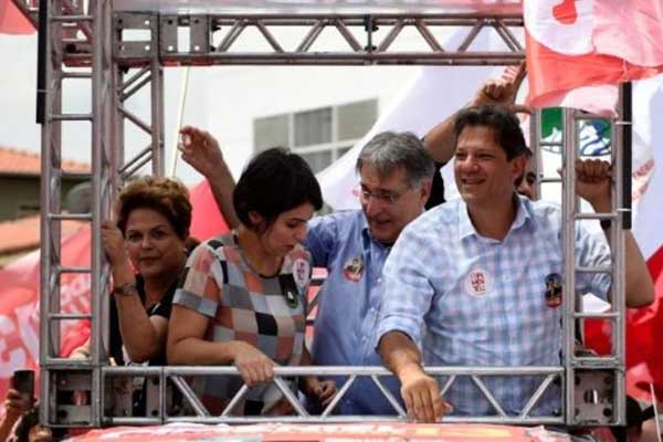 مرشح حزب العمال البرازيلي للرئاسة فرناندو حداد (يمين) مع المرشحة كنائب للرئيس مانويلا دافيلا (الثانية من اليسار) في بيلو هوريزونتي بتاريخ 5 أكتوبر 2018