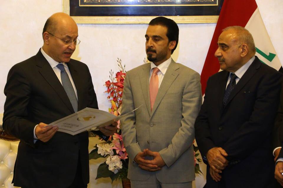 الرئيس العراقي برهم صالح يكلف عادل عبد المهدي بتشكيل الحكومة الجديدة وبينهما رئيس البرلمان محمد الحلبوصي