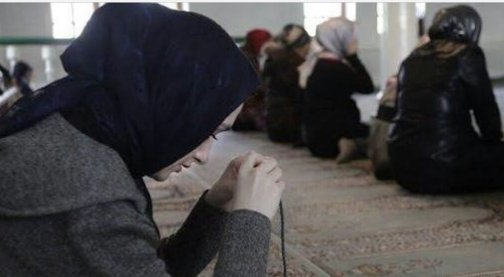مسلمات يؤدين صلاتهن في أحد مساجد بريطانيا - أرشيفية 