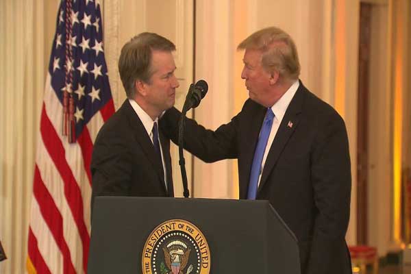 دونالد ترمب مع مرشحه للمحكمة العليا بريت كافانو