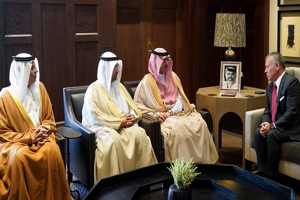 عاهل الاردن مستقبلا وزراء المال الخليجيين الثلاثة 