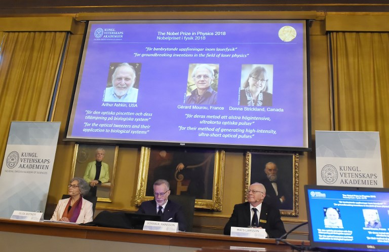 لجنة نوبل لحظة اعلان أسماء الفائزين الثلاثة