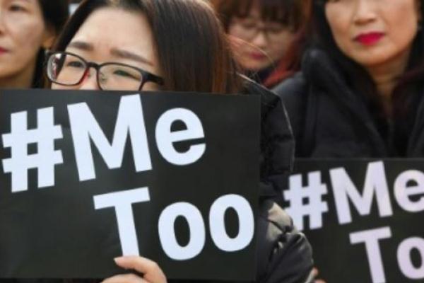 نساء يحملن شعار حركة #MeToo