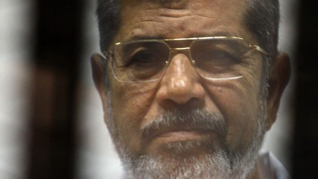 محامي محمد مرسي: بعد شهور من المنع .. أسرة الرئيس المصري المعزول تزوره