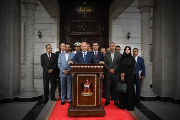 الرئيس صالح خلال مؤتمر صحافي في القصر الرئاسي مع مسؤولي وممثلي محافظة البصرة