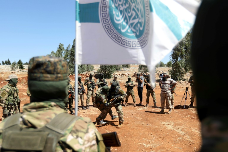 مقاتلون من هيئة تحرير الشام يتدربون في ادلب