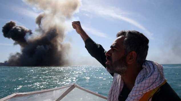 احد عناص حرس الثوري الإيراني بعد تفجير سفينة خلال تدريبات في مضيق هرمز
