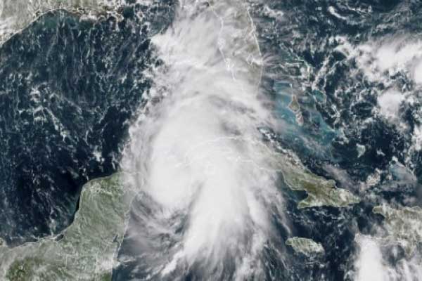صورة التقطتها الأقمار الصناعية بتاريخ 8 أكتوبر 2018 عند الساعة 16:45 ت غ تُظهر الإعصار مايكل