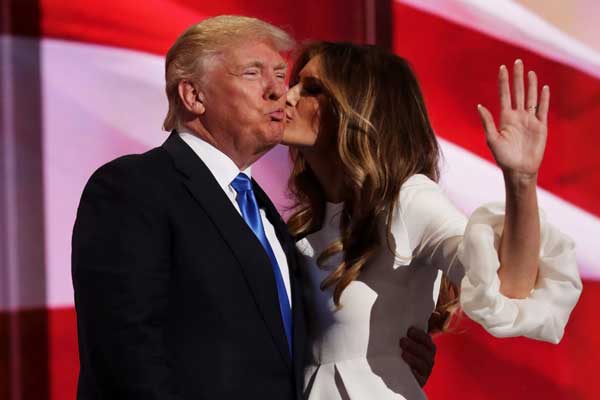 ميلانيا تطبع قبلة على خد زوجها الرئيس