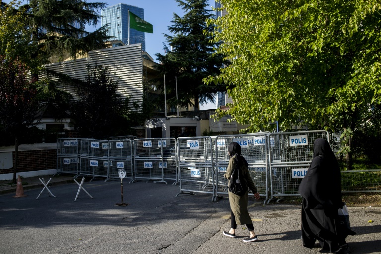 سيدتان تمران بجانب القنصلية السعودية في اسطنبول