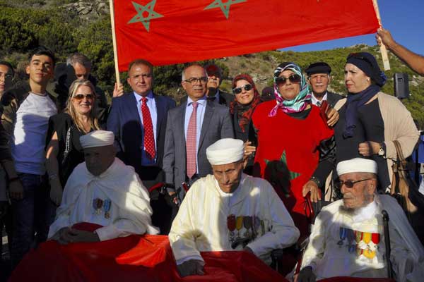  السفير المغربي في فرنسا شكيب بنموسى والقنصل العام المغربي في باستيا في صورة تذكارية مع ثلاثة منزقدماء المحاربين المغاربة في كورسيكا
