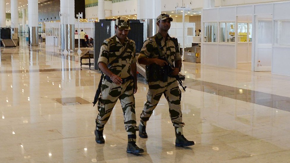 لماذا طُلب من أفراد الأمن بمطارات الهند عدم الابتسام كثيرا؟