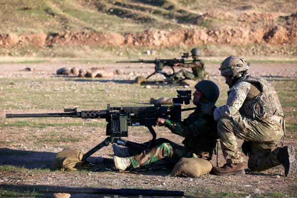 جنود بريطانيون مستشارون يدرّبون عناصر من قوات البيشمركة قرب أربيل عاصمة إقليم كردستان في شمال العراق بتاريخ 5 نوفمبر 2014