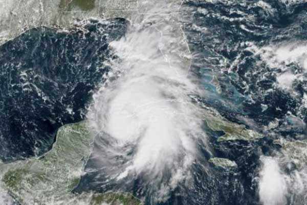 صورة التقطتها الأقمار الصناعية بتاريخ 8 أكتوبر 2018 عند الساعة 16:45 ت غ تُظهر الإعصار مايكل