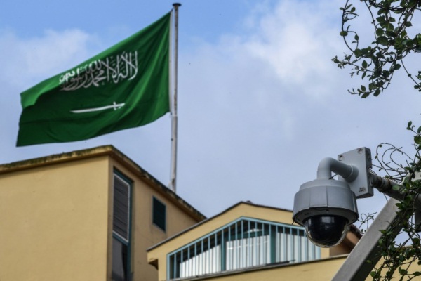 العلم السعودي خلف القنصلية السعودية في اسطنبول
