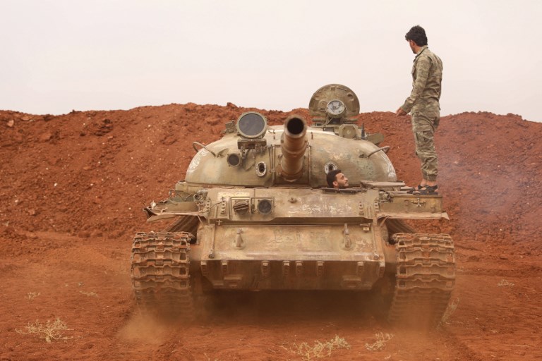 مقاتل من المعارضة السورية على ظهر دبابة في ريف إدلب