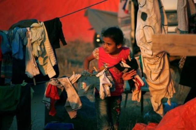 مساعدات إنسانية للسوريين العالقين في مخيم الركبان