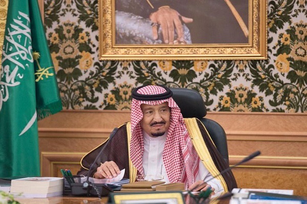 العاهل السعودي خلال ترؤسه اجتماع مجلس دارة الملك عبد العزيز