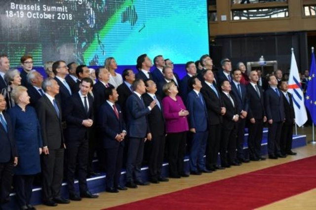 لقطة تذكارية لزعماء الاتحاد الاوروبي مع قادة آسيويين في بروكسل في التاسع عشر من تشرين الاول/اكتوبر 2018