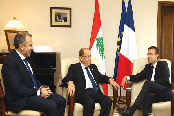 الرئيس اللبناني ميشال عون متوسطًا نظيره الفرنسي ماكرون والوزير جبران باسيل