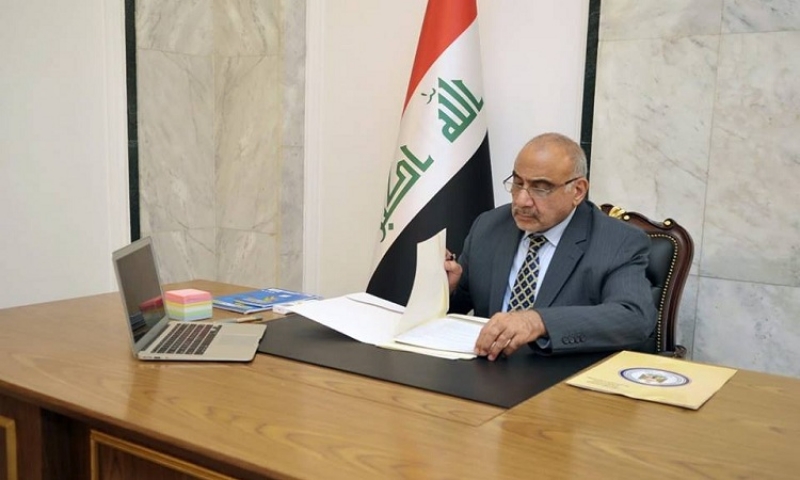 رئيس الوزراء العراقي بمكتبه الجديد خارج المنطقة الخضراء