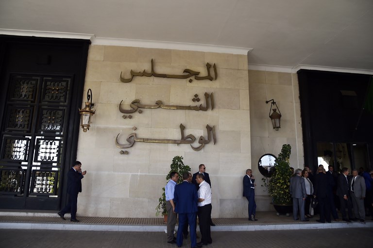 200 نائب جزائري يغلقون باب المجلس لدفع رئيسه للاستقالة