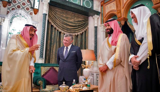العاهل الأردني خلال لقاء سابق مع القيادة السعودية - أرشيفية 