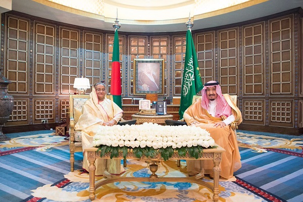 العاهل السعودي ورئيسة وزراء بنغلاديش خلال جلسة المباحثات