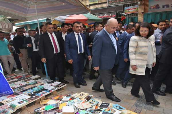 الرئيس العراقي برهم صالح وعقيلته في شارع المتنبي للمكتبات وسط بغداد