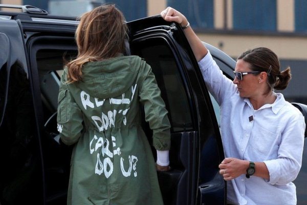 ميلانيا ترامب تكشف سر عبارة مثيرة للجدل على معطفها