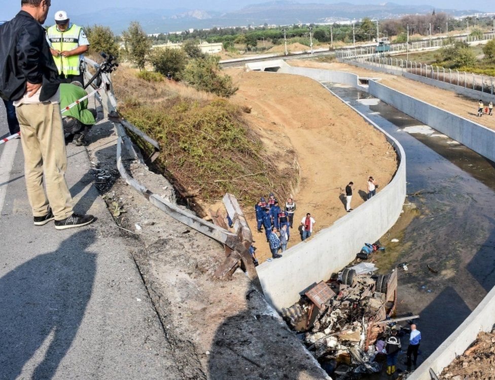 مقتل 19 لاجئا في تحطم شاحنة غربي تركيا