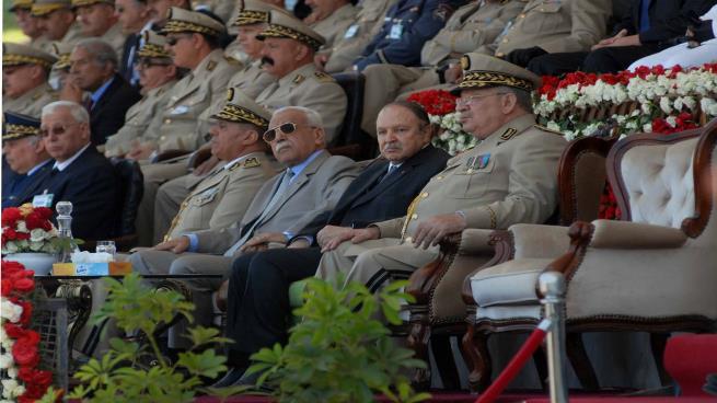 الرئيس الجزائري محاطا بكبار جنرالاته - أرشيفية 