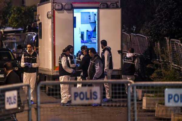 أفراد من الشرطة التركية أمام القنصلية السعودية