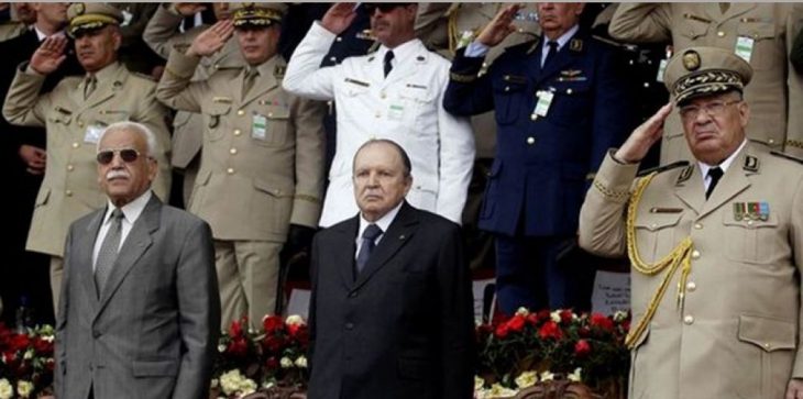 الرئيس الجزائري عبد العزيز بوتفليقة وسط بعض كبار ضباط الجزائر- (صورة من الأرشيف).