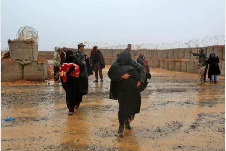 سوريون يكافحون من أجل العيش في مخيم الركبان