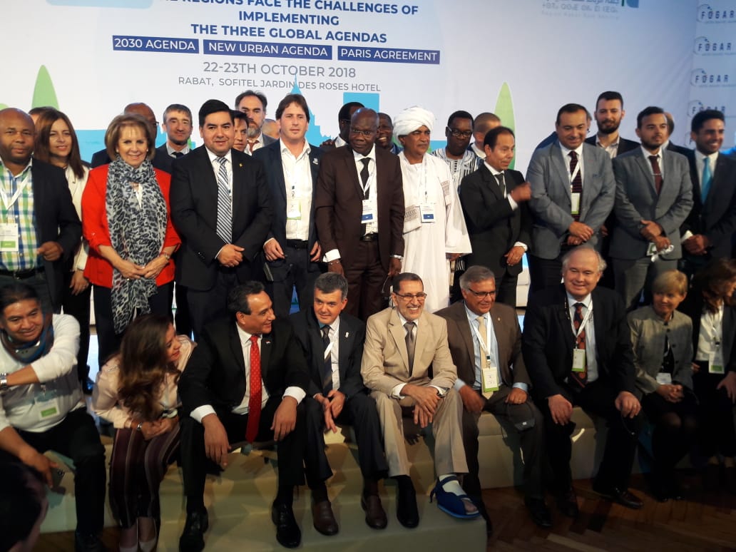 رئيس الحكومة المغربي في صورة جماعية مع المشاركين في المنتدى العالمي للجهات