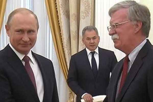 لقاء سابق بين بوتين وبولتون 