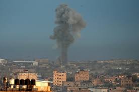 غارات إٍسرائيلية على قطاع غزة ردًّا على إطلاق صواريخ منه باتّجاه إسرائيل