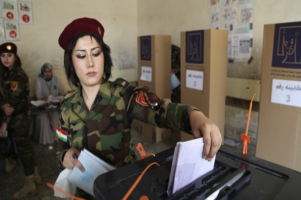 عسكرية كردية تصوت في انتخابات اقليم كردستان