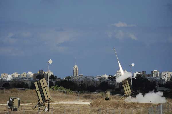 قذيفة تنطلق من إحدى بطاريات القبة الحديدية في أشدود لاعتراض صواريخ تطلق من قطاع غزة