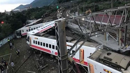 تايوان تفتح تحقيقًا في حادث قطار خلّف 18 قتيلًا