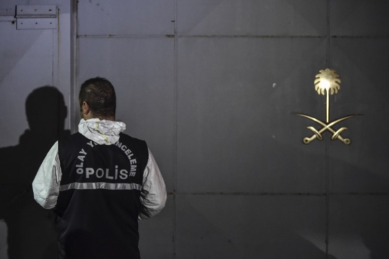 محقق تركي أمام مقر قنصلية الرياض في اسطنبول