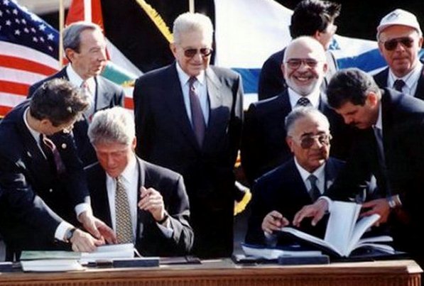 جانب من توقيع اتفاقية وادي عربة العام 1994