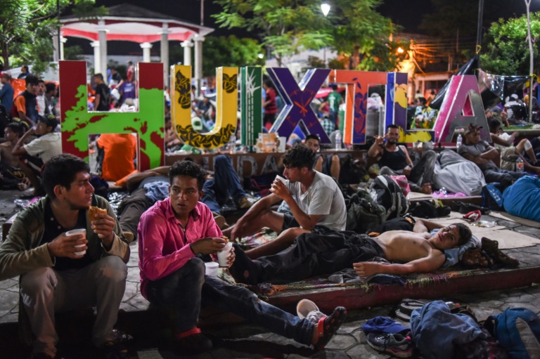 قافلة المهاجرين الهندوراسيين تتابع رحلتها إلى الحدود الأميركية بعد توقف في المكسيك